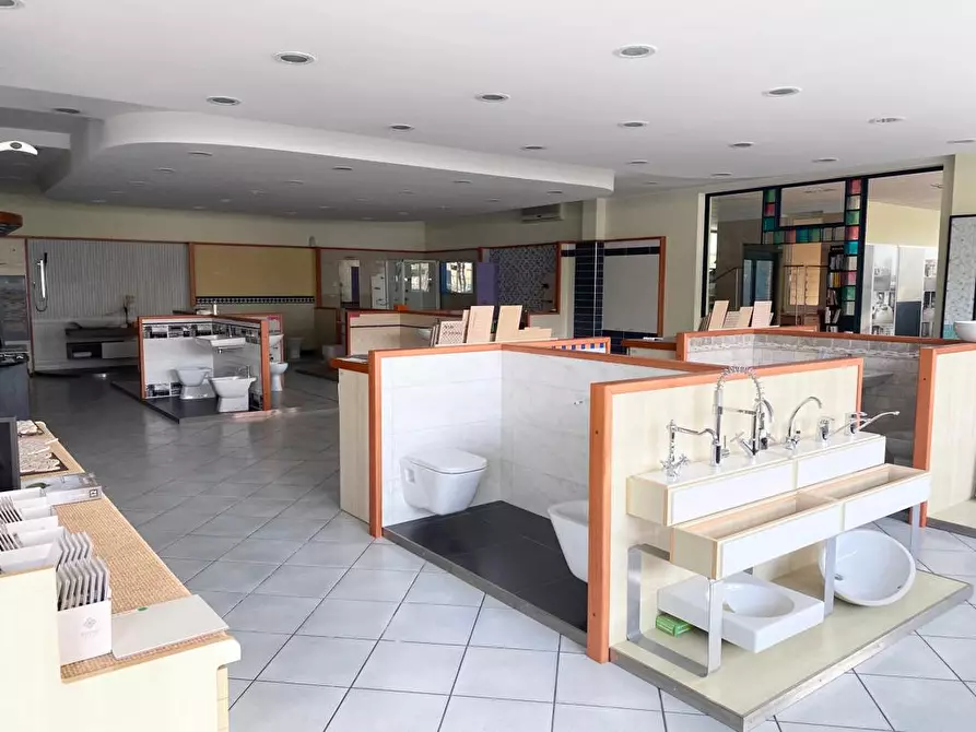 Immagine 5 di Negozio in affitto  in Viale A. Moro, 103 a San Giovanni Teatino