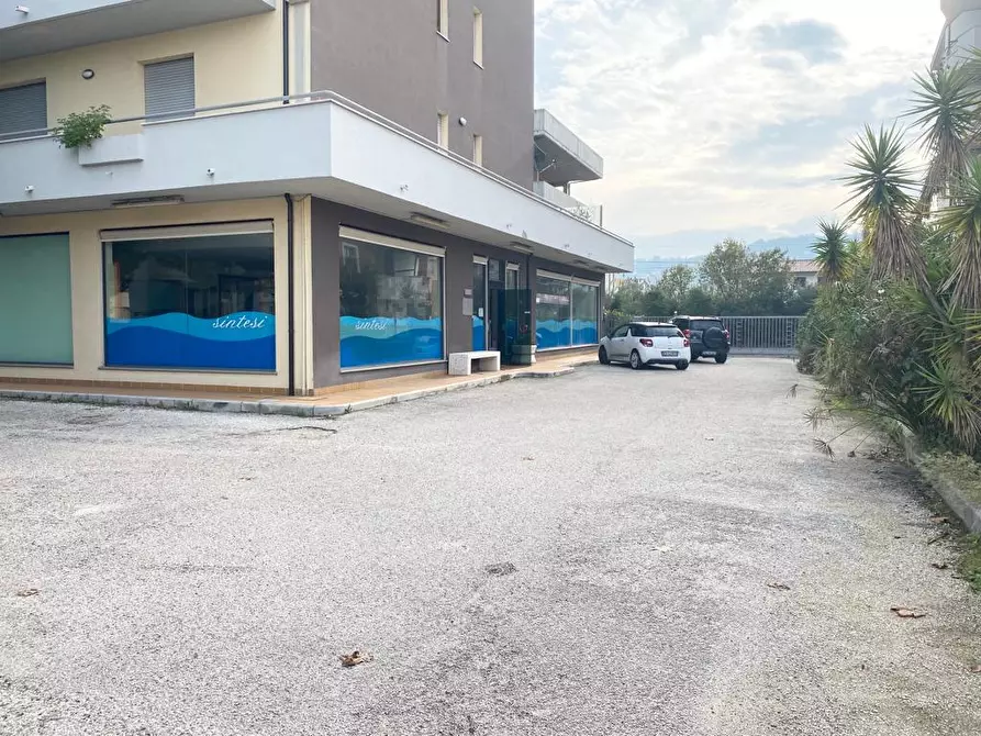 Immagine 10 di Negozio in affitto  in Viale A. Moro, 103 a San Giovanni Teatino