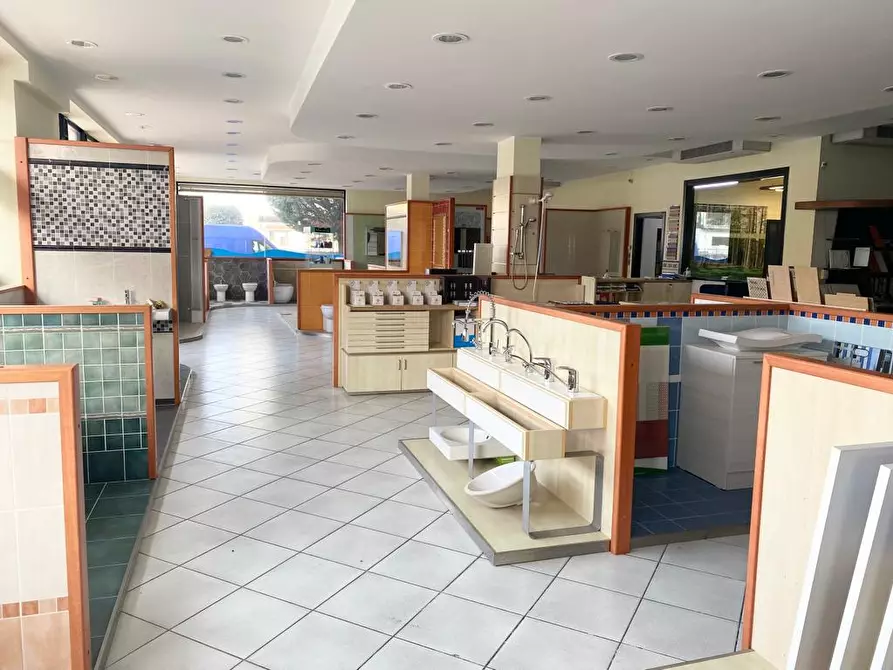 Immagine 7 di Negozio in affitto  in Viale A. Moro, 103 a San Giovanni Teatino