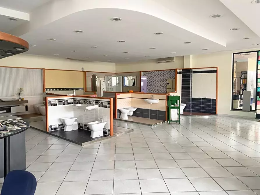 Immagine 2 di Negozio in affitto  in Viale A. Moro, 103 a San Giovanni Teatino