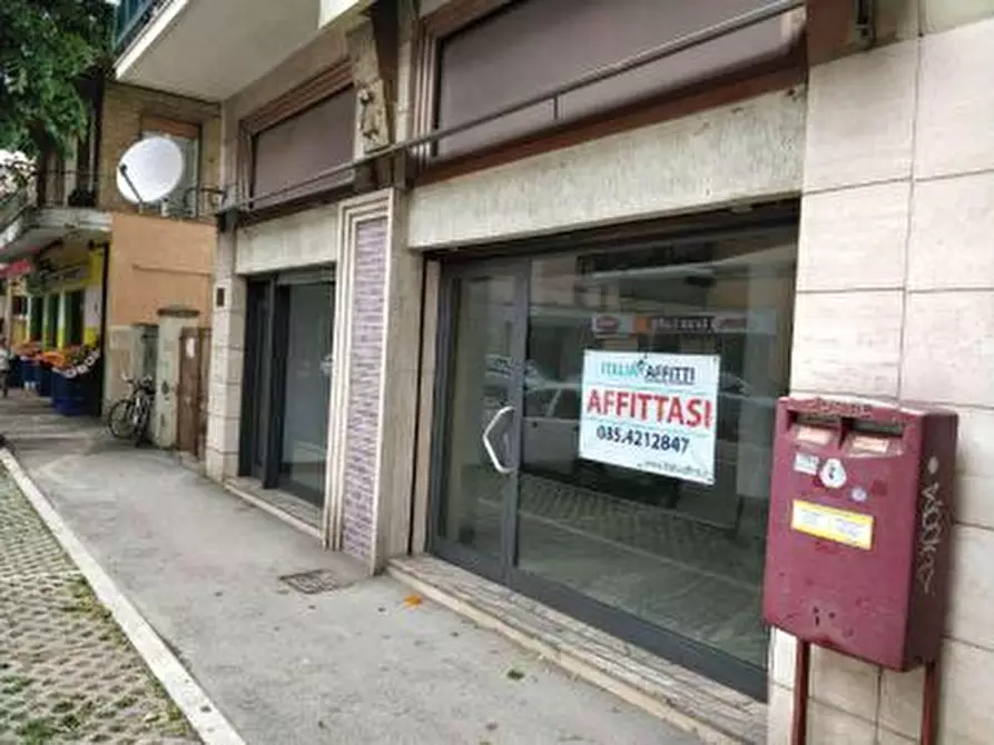Immagine 4 di Negozio in affitto  a Pescara