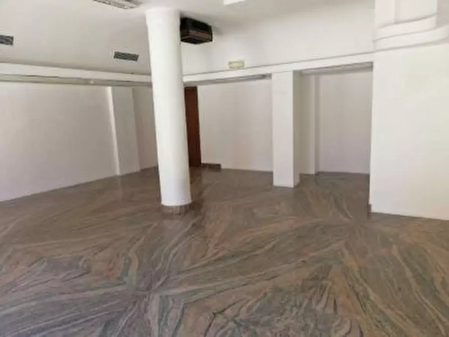 Immagine 5 di Negozio in affitto  a Pescara