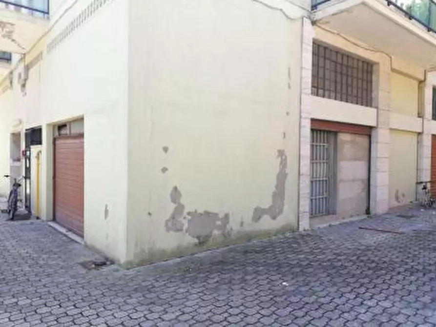 Immagine 6 di Negozio in affitto  a Pescara