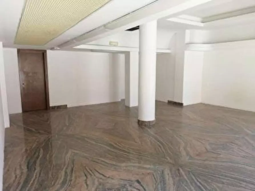 Immagine 7 di Negozio in affitto  a Pescara