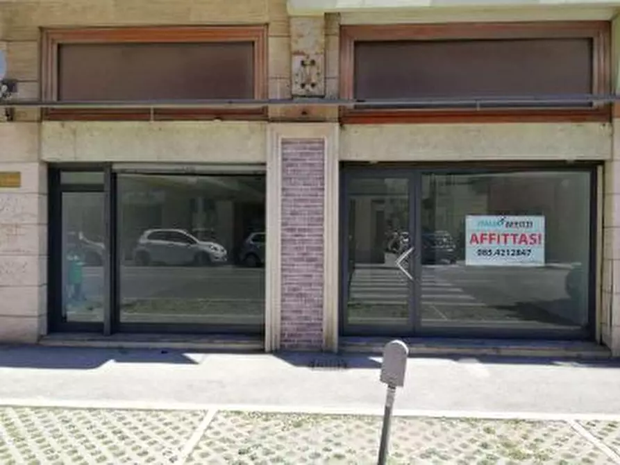Immagine 10 di Negozio in affitto  a Pescara