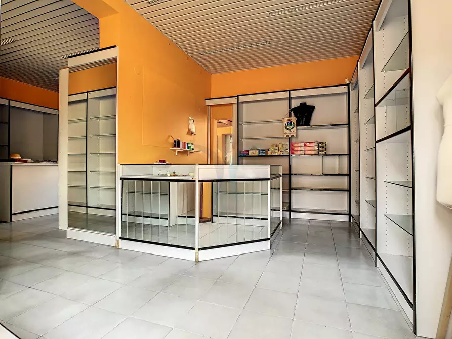 Immagine 6 di Negozio in affitto  a Montesilvano