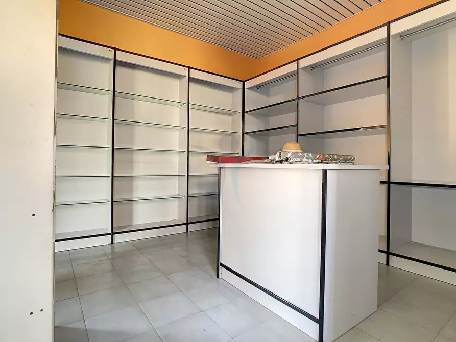 Immagine 7 di Negozio in affitto  a Montesilvano