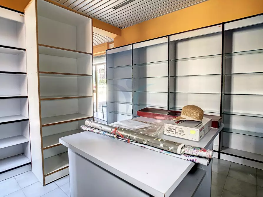 Immagine 10 di Negozio in affitto  a Montesilvano