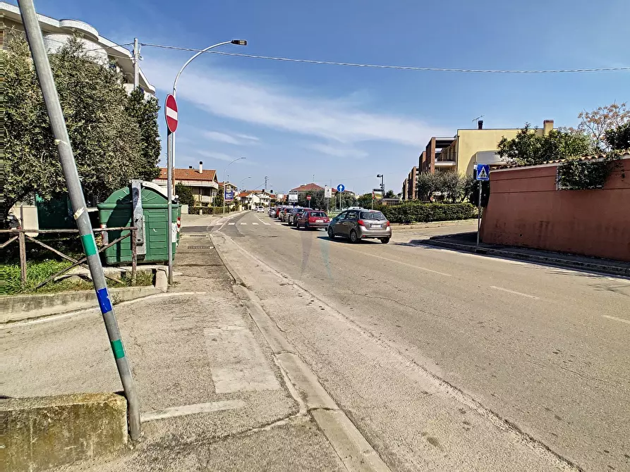 Immagine 12 di Negozio in affitto  a Montesilvano