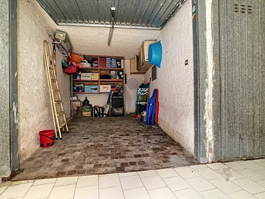 Immagine 10 di Box auto in vendita  a Montesilvano