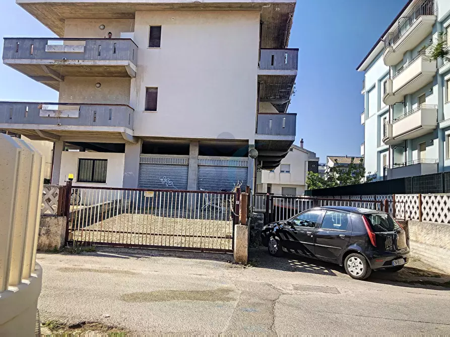 Immagine 19 di Box auto in vendita  a Montesilvano