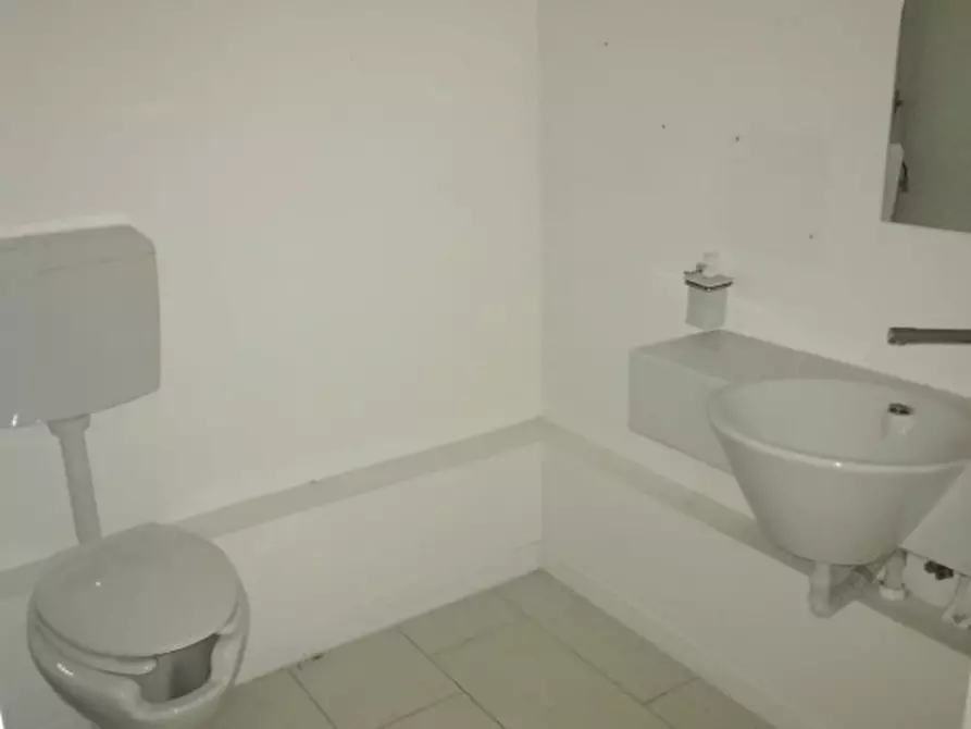 Immagine 8 di Negozio in vendita  a Pescara