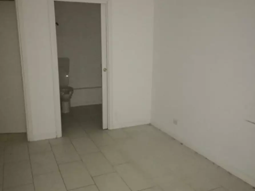 Immagine 6 di Negozio in vendita  a Pescara