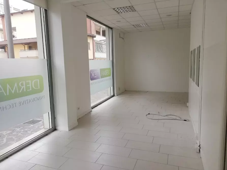 Immagine 4 di Negozio in vendita  a Pescara