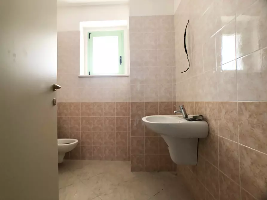 Immagine 12 di Ufficio in vendita  a Montesilvano