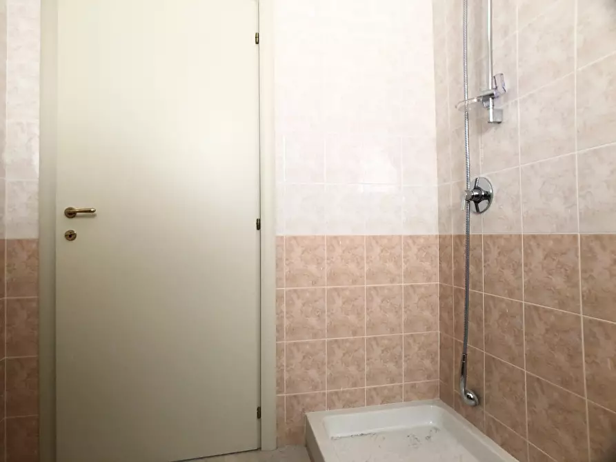 Immagine 14 di Ufficio in vendita  a Montesilvano