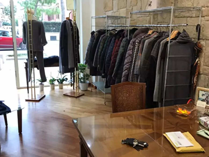 Immagine 4 di Negozio in vendita  in Viale Regina Margherita, 47 a Pescara