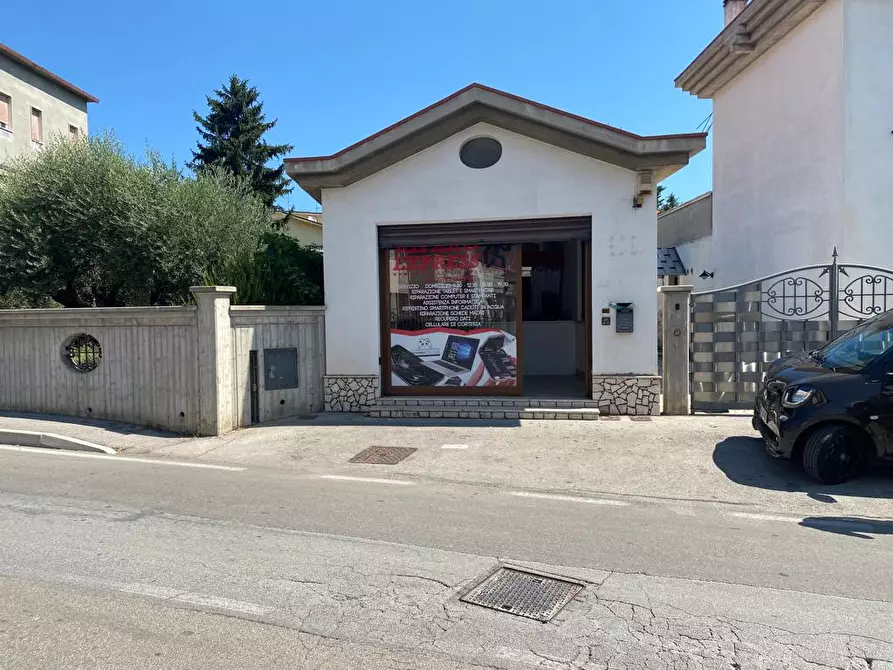 Immagine 1 di Negozio in affitto  in Via Rigopiano, 172 a Pescara