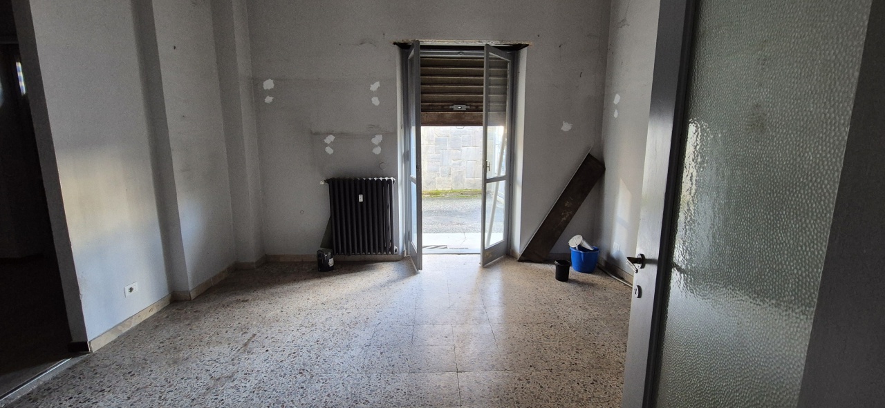 Immagine 8 di Locale commerciale in affitto  in VIA SICCARDI a Chivasso