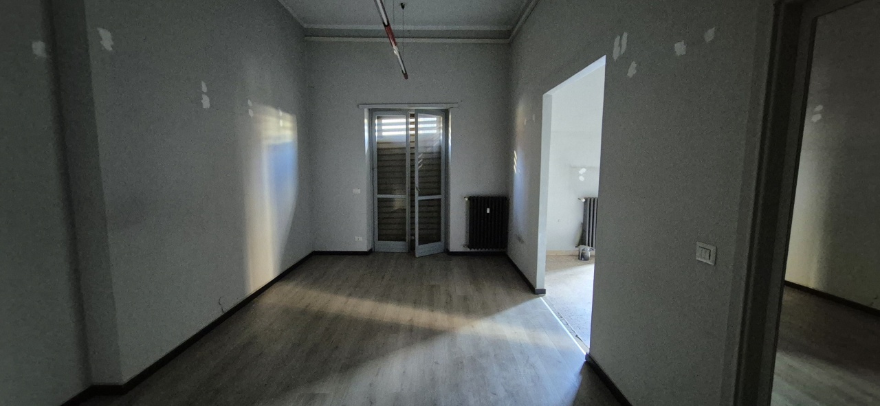 Immagine 9 di Locale commerciale in affitto  in VIA SICCARDI a Chivasso