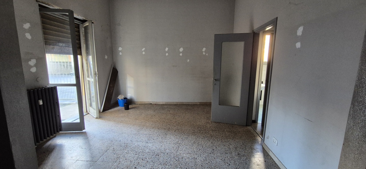Immagine 12 di Locale commerciale in affitto  in VIA SICCARDI a Chivasso