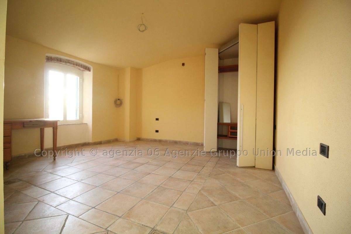 Immagine 13 di Appartamento in vendita  a Ortonovo