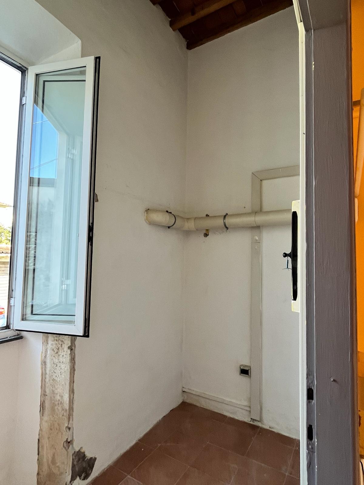 Immagine 5 di Locale commerciale in affitto  in Viale G. Puccini a Lucca