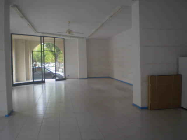 Immagine 1 di Locale commerciale in vendita  in Viale Giosuè Carducci a Lucca