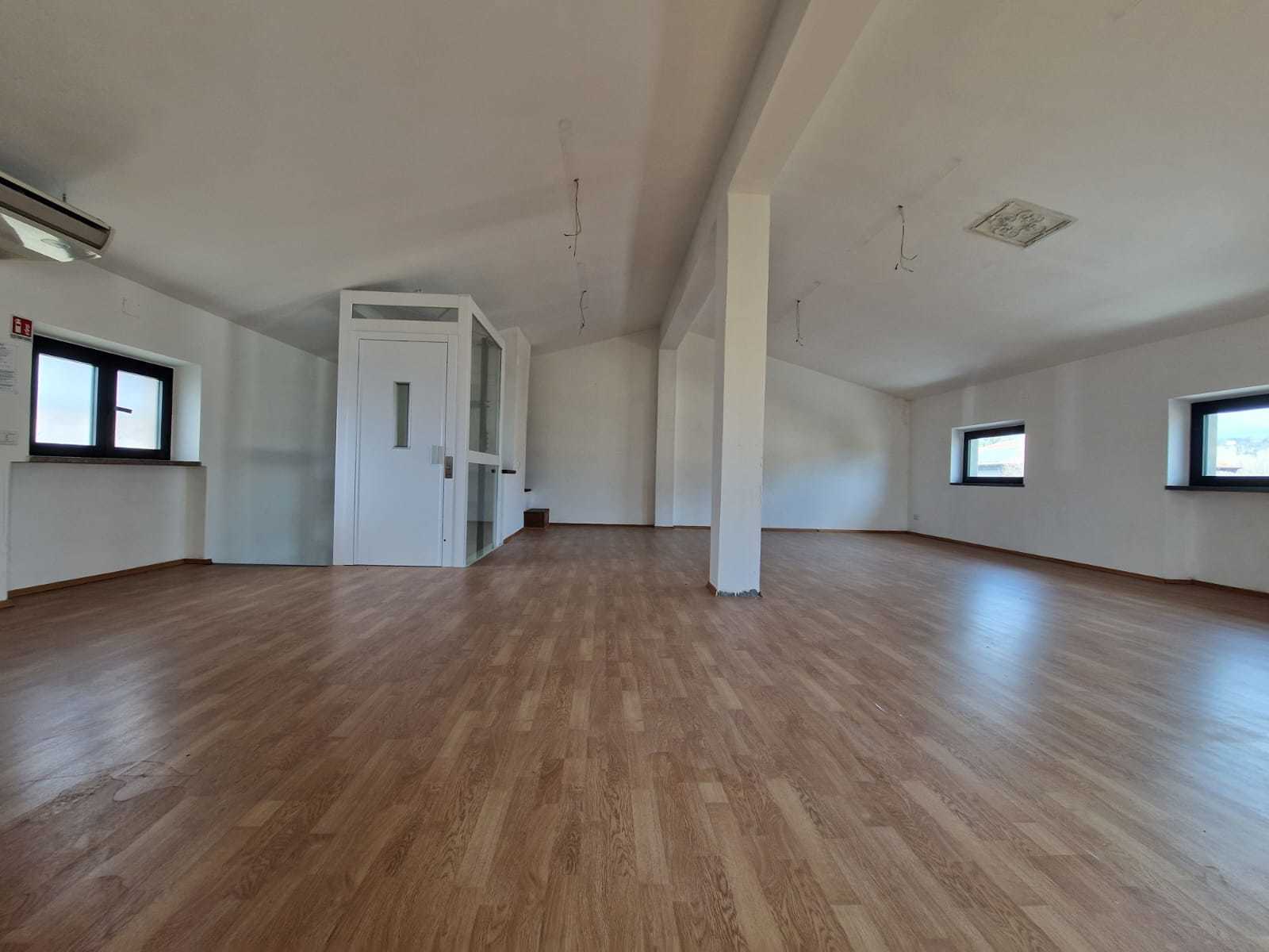 Immagine 4 di Capannone industriale in affitto  in Via Sarzanese 533 a Lucca