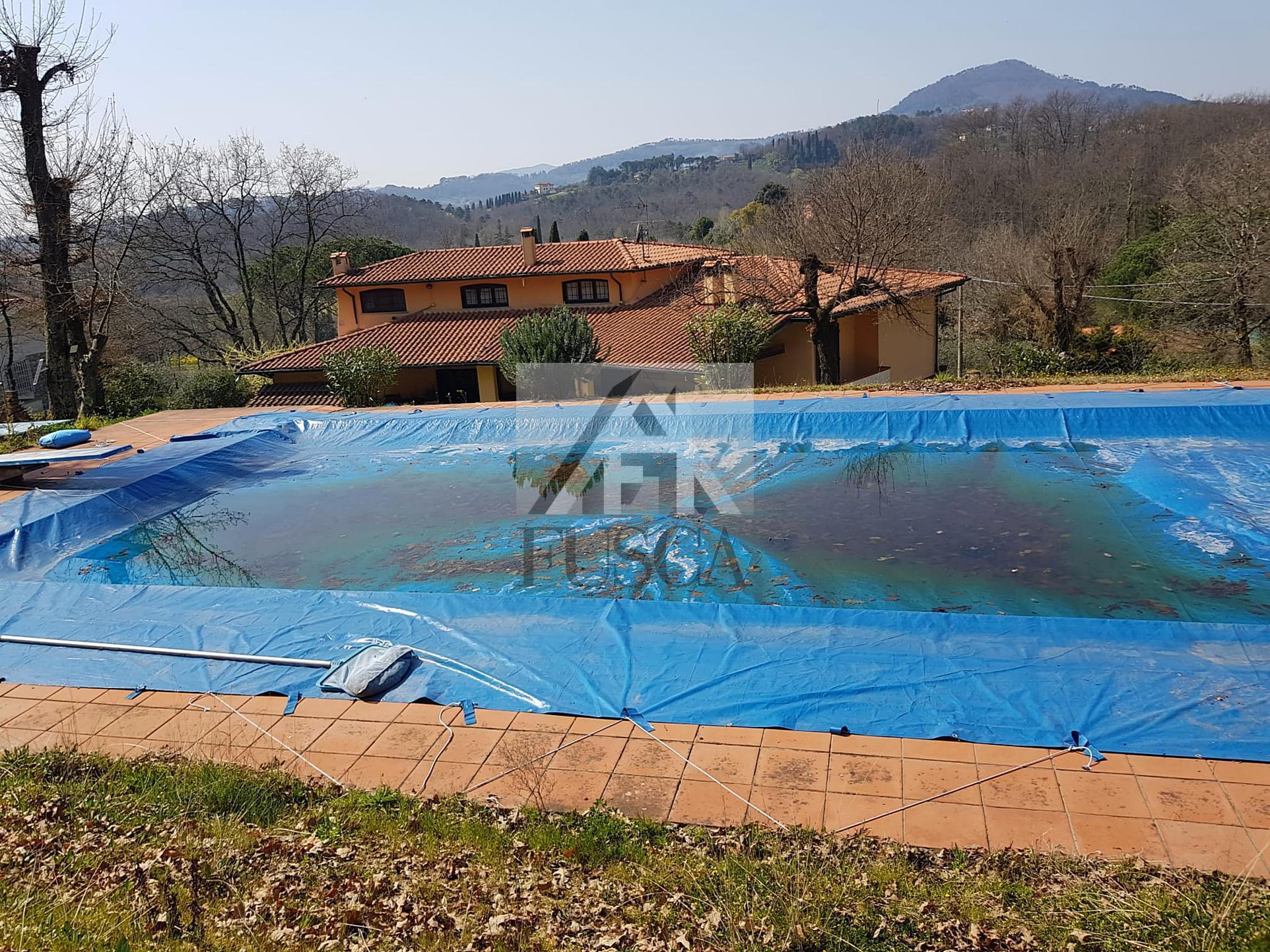 Immagine 2 di Villa in vendita  in Via montebonelli a Lucca