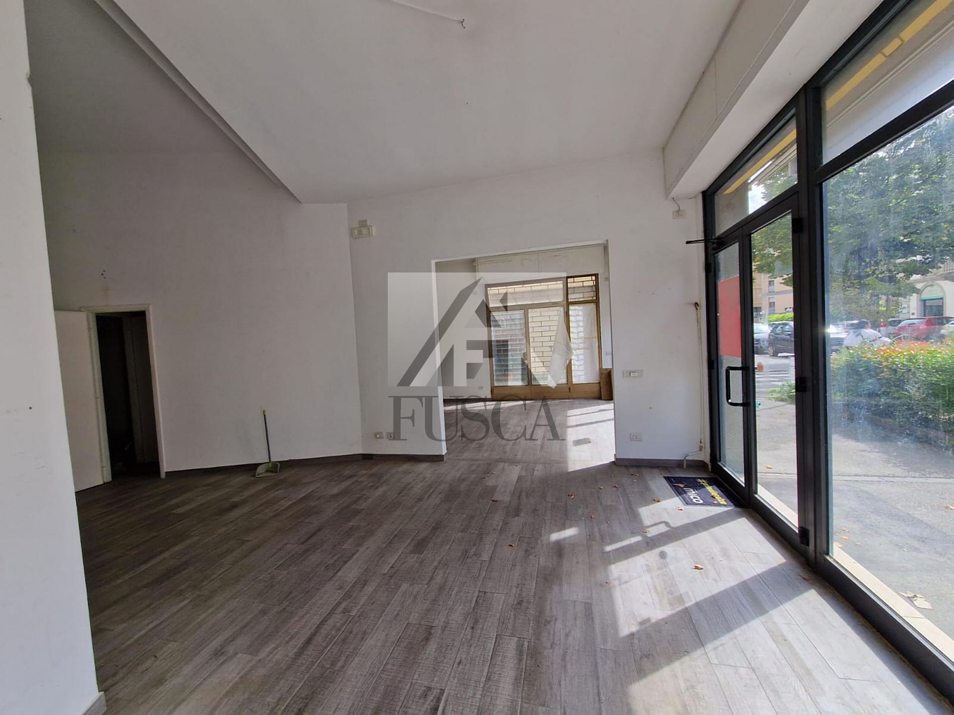 Immagine 6 di Locale commerciale in vendita  in Via Sant'Anna a Lucca