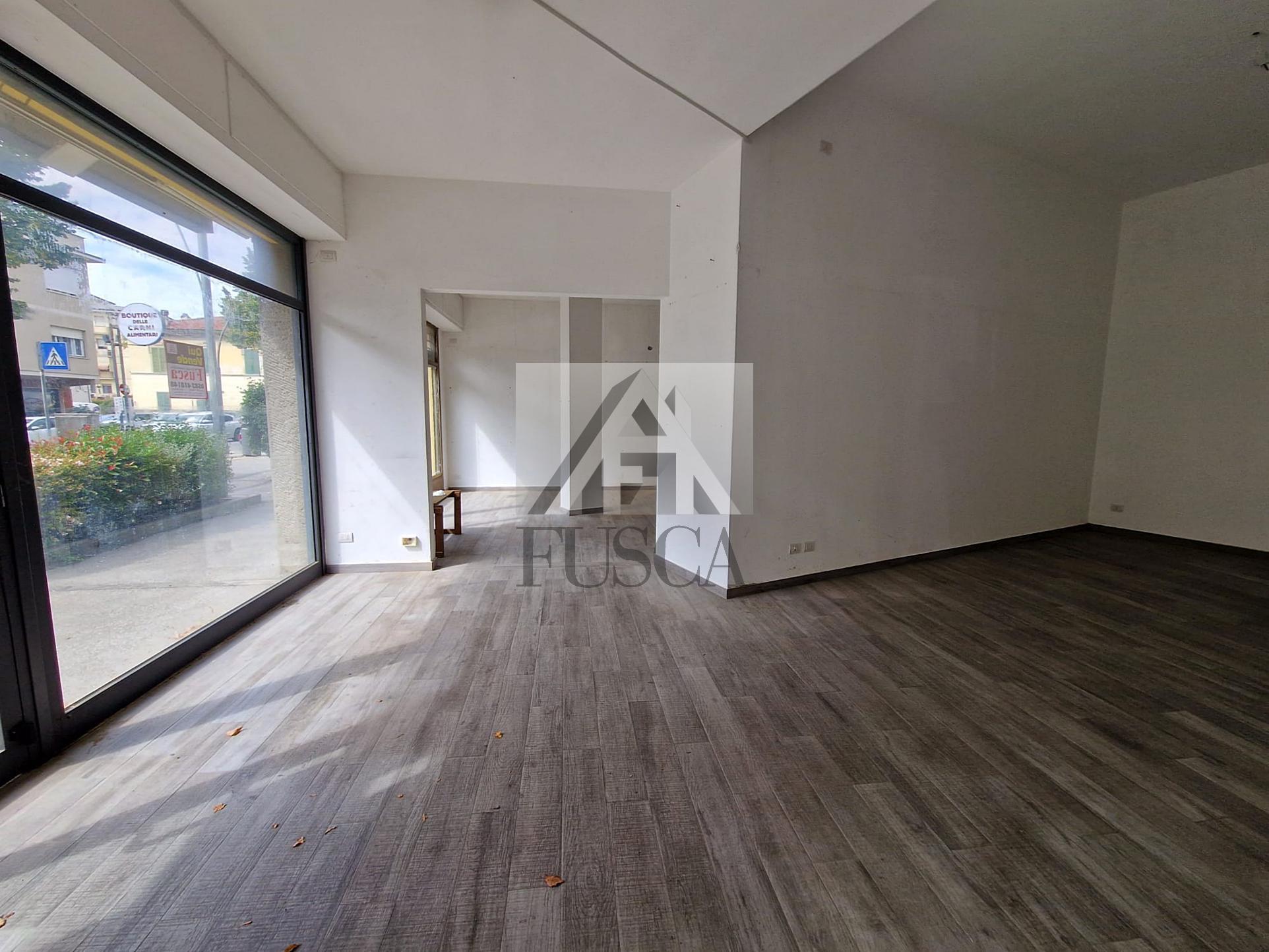 Immagine 8 di Locale commerciale in vendita  in Via Sant'Anna a Lucca