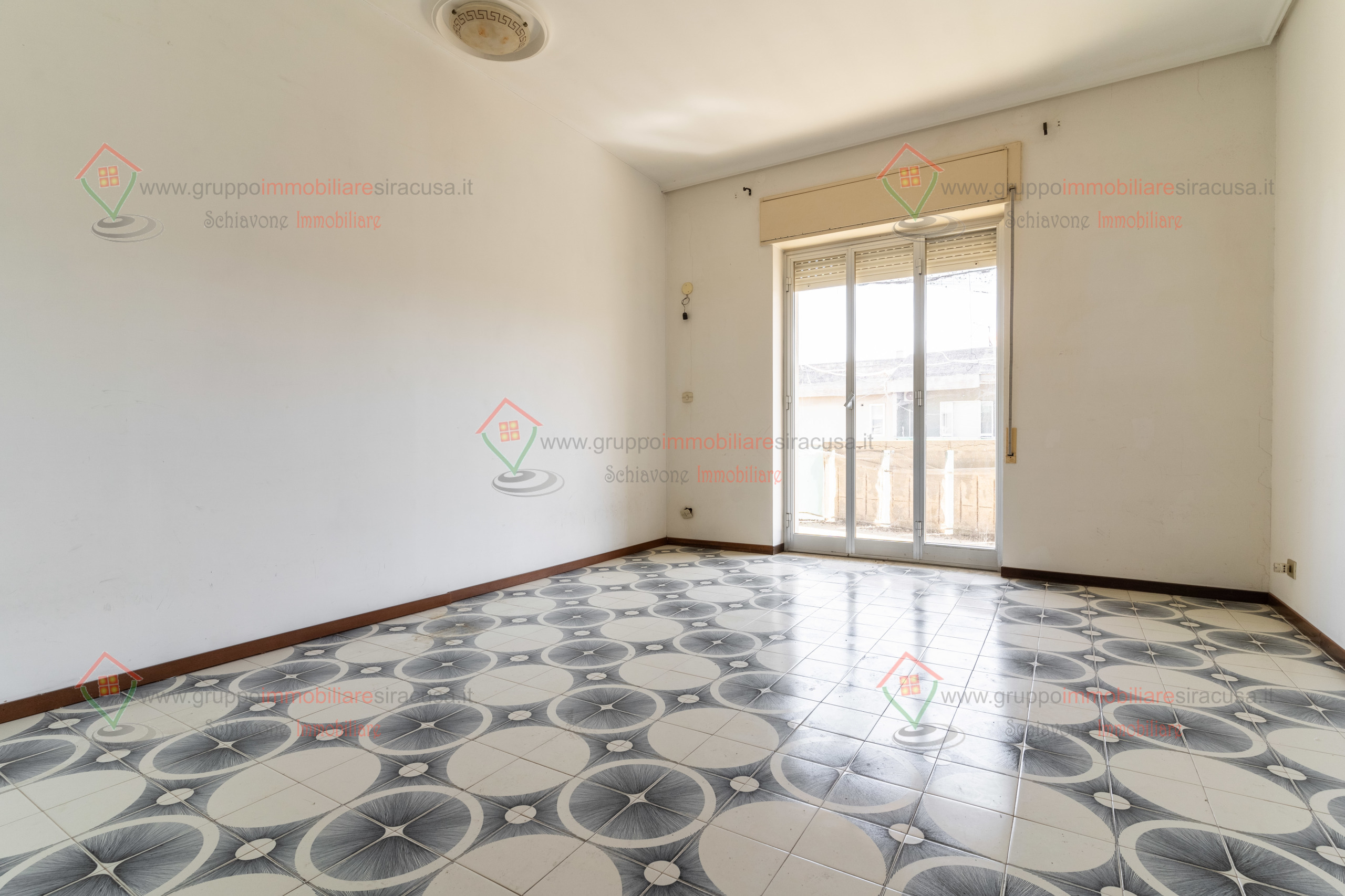 Immagine 9 di Pentalocale in vendita  a Siracusa