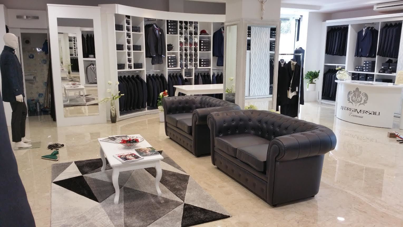 Immagine 8 di Locale commerciale in vendita  in Piazza Santa Maria a Lucca