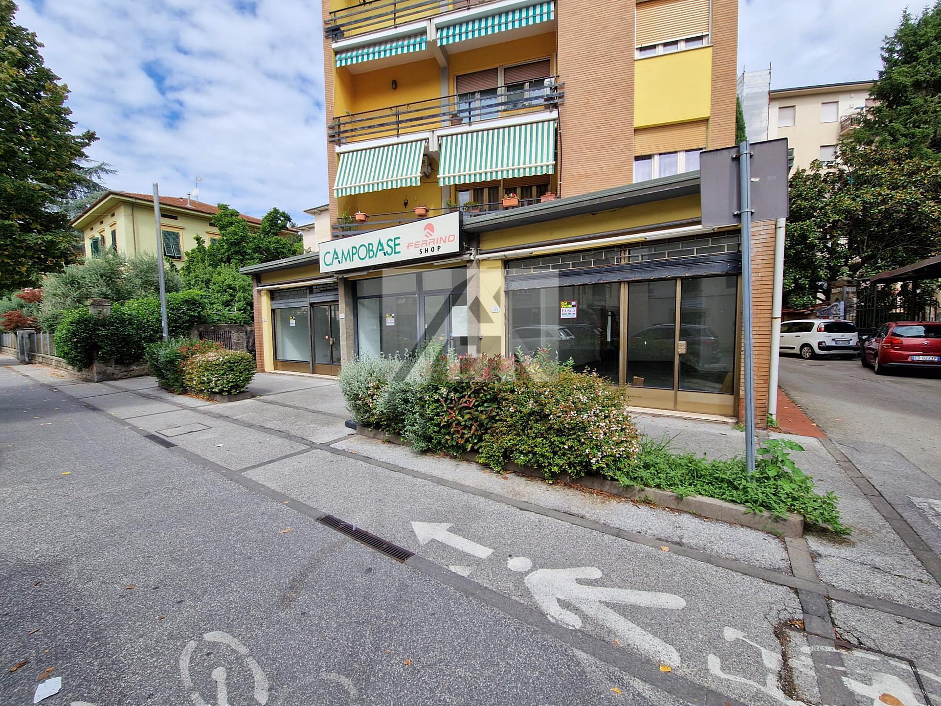 Immagine 11 di Locale commerciale in vendita  in Via Sant'Anna a Lucca