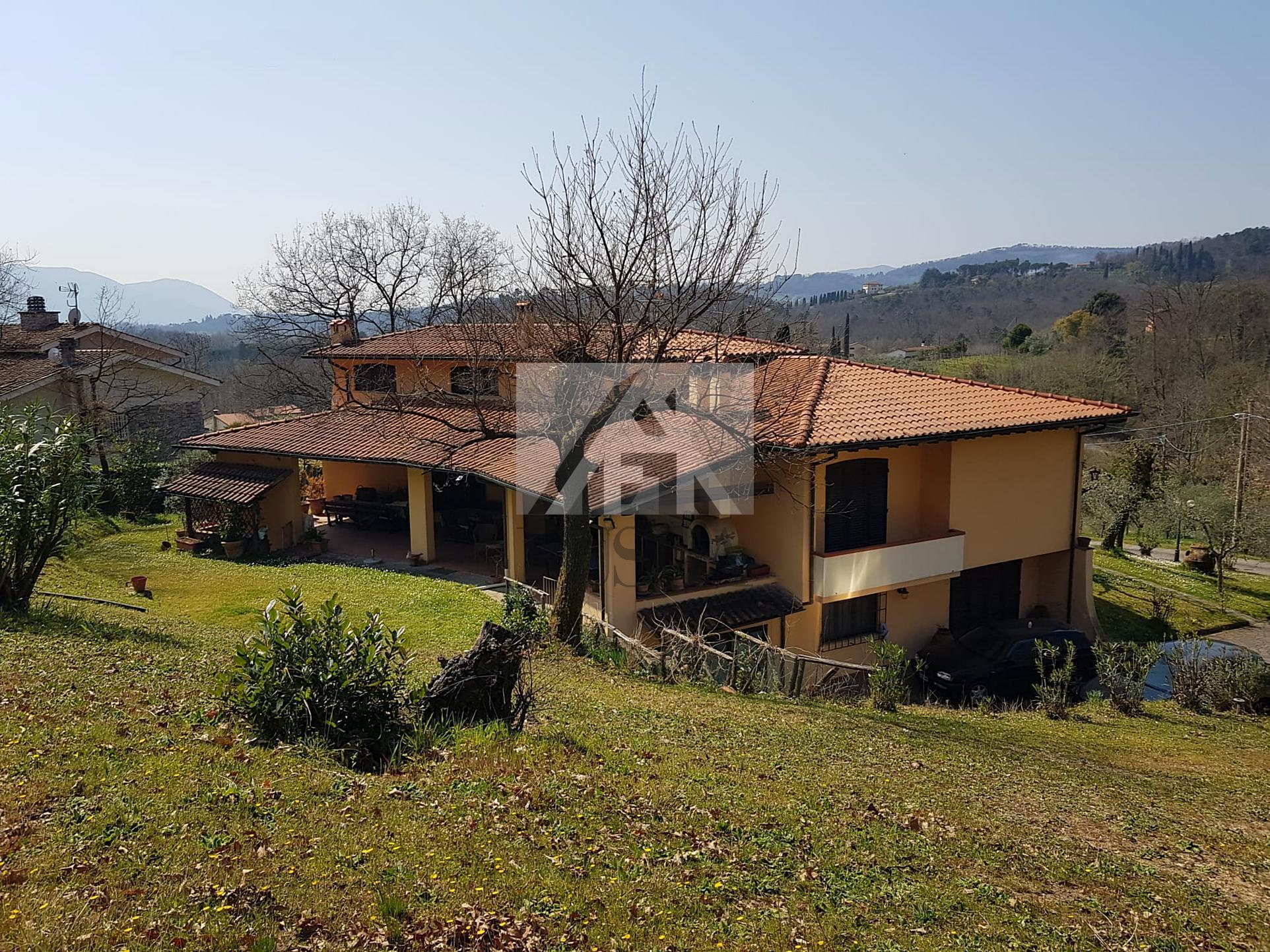 Immagine 3 di Villa in vendita  in Via montebonelli a Lucca