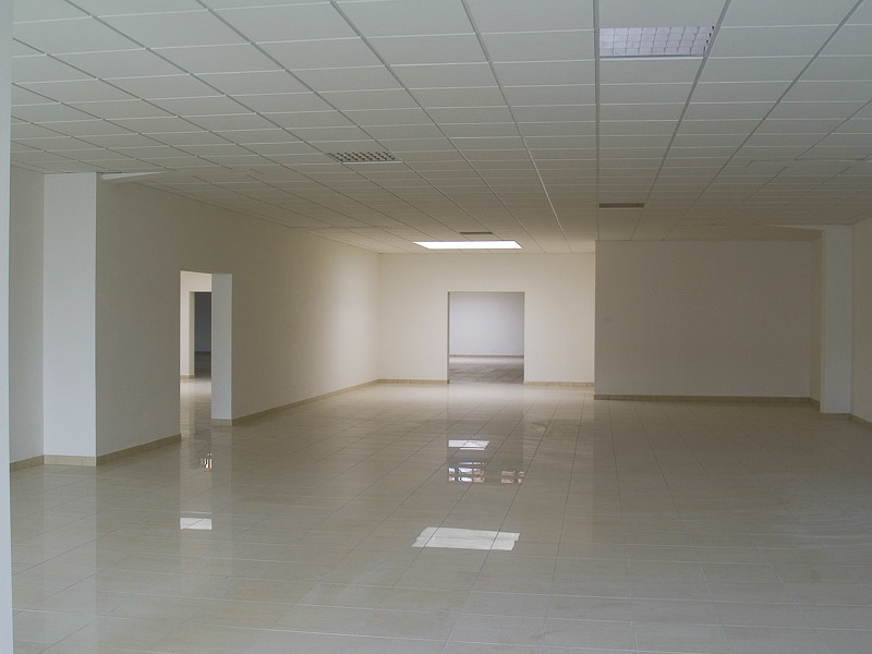 Immagine 10 di Locale commerciale in vendita  in cenami a Lucca