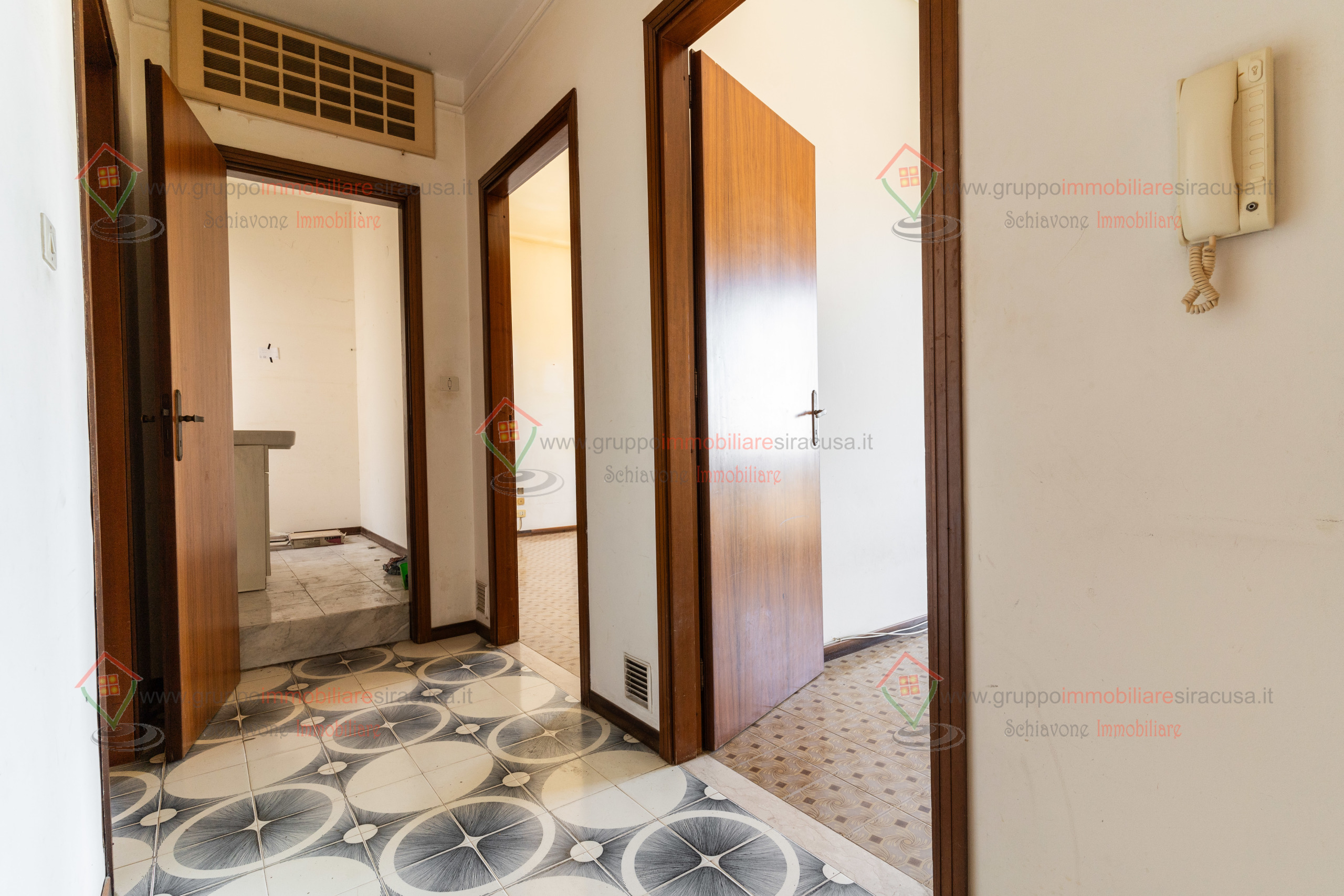 Immagine 18 di Pentalocale in vendita  a Siracusa