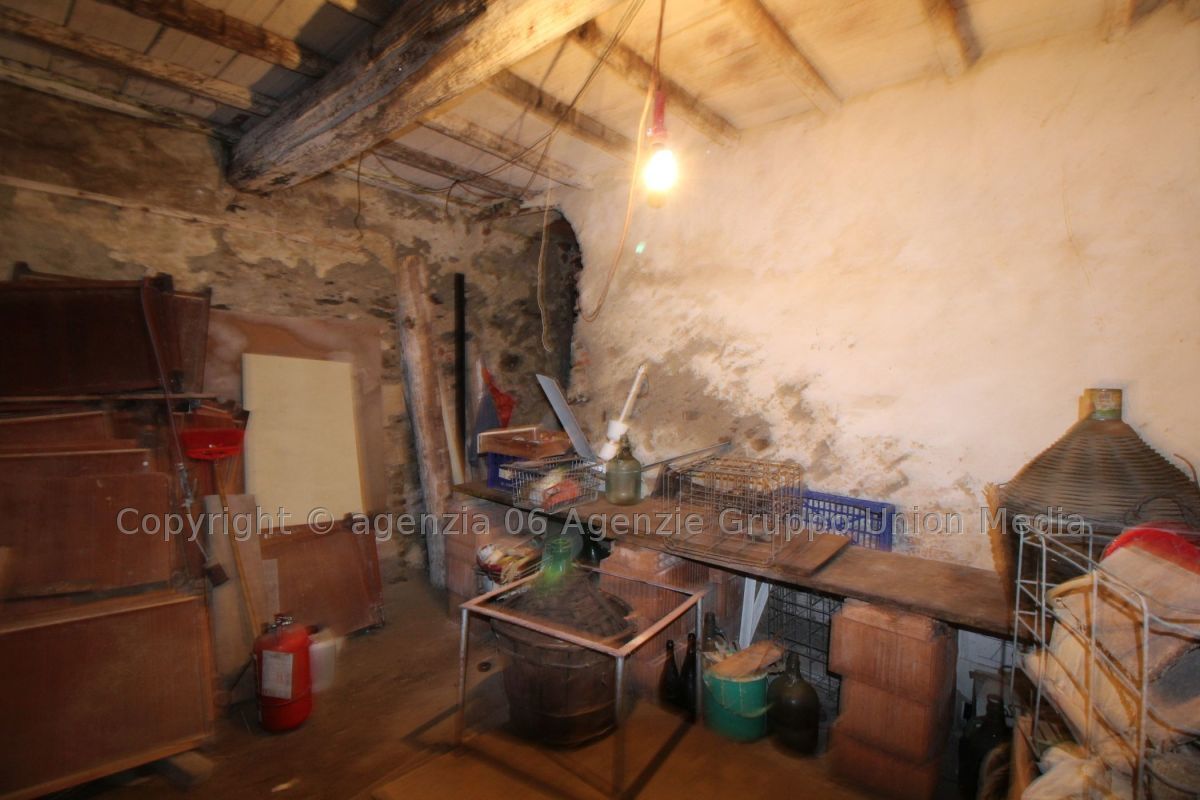 Immagine 21 di Appartamento in vendita  a Ortonovo