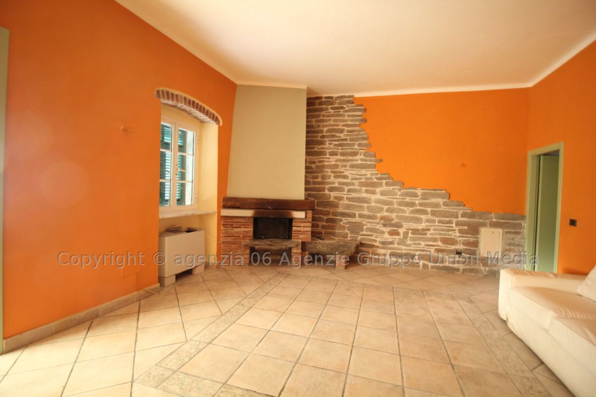 Immagine 24 di Appartamento in vendita  a Ortonovo