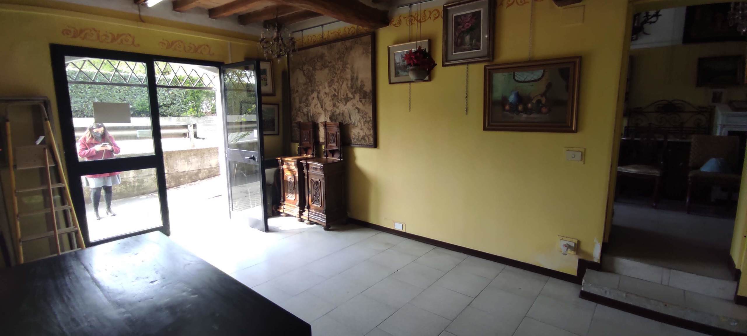 Immagine 4 di Locale commerciale in vendita  in via Giardini 1023 a Modena