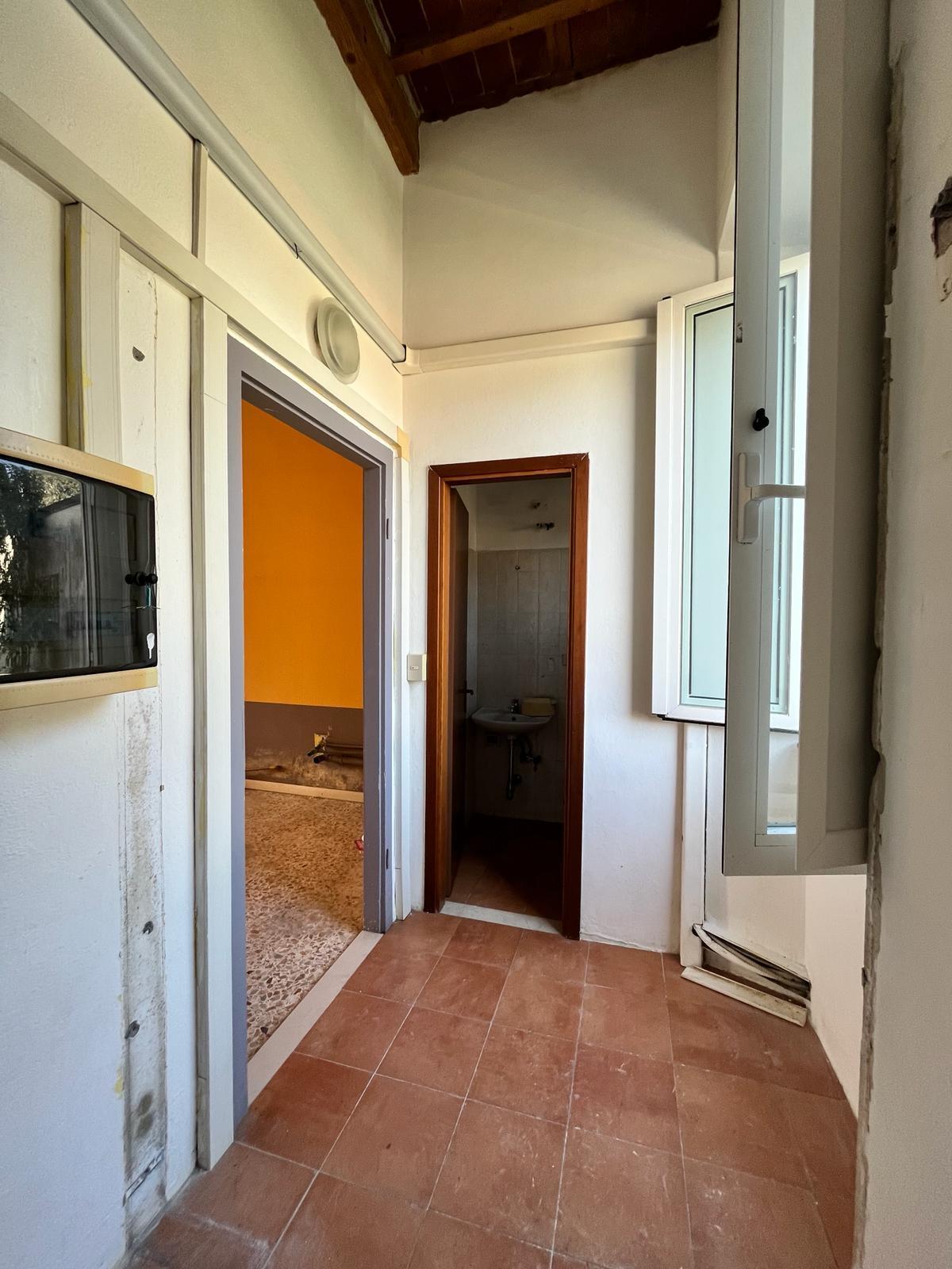 Immagine 6 di Locale commerciale in affitto  in Viale G. Puccini a Lucca