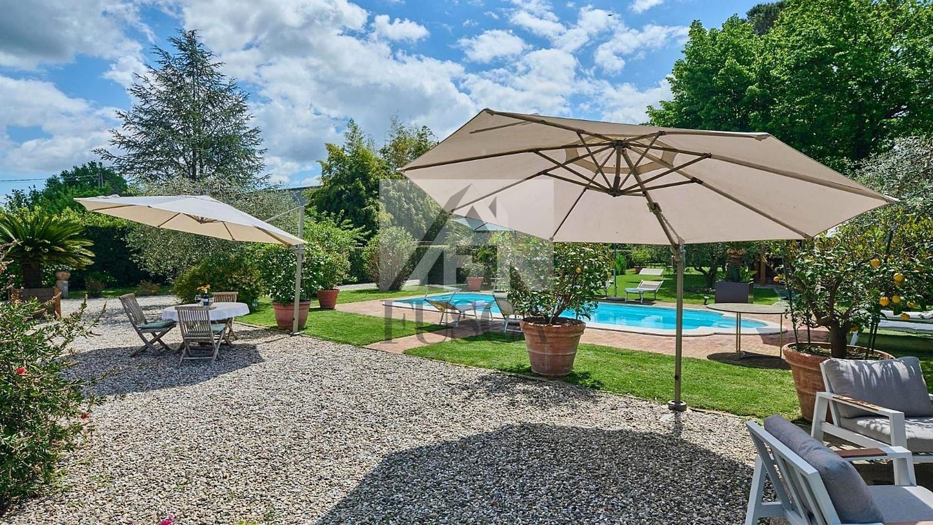 Immagine 30 di Villa in vendita  in Via Barsotto a Lucca