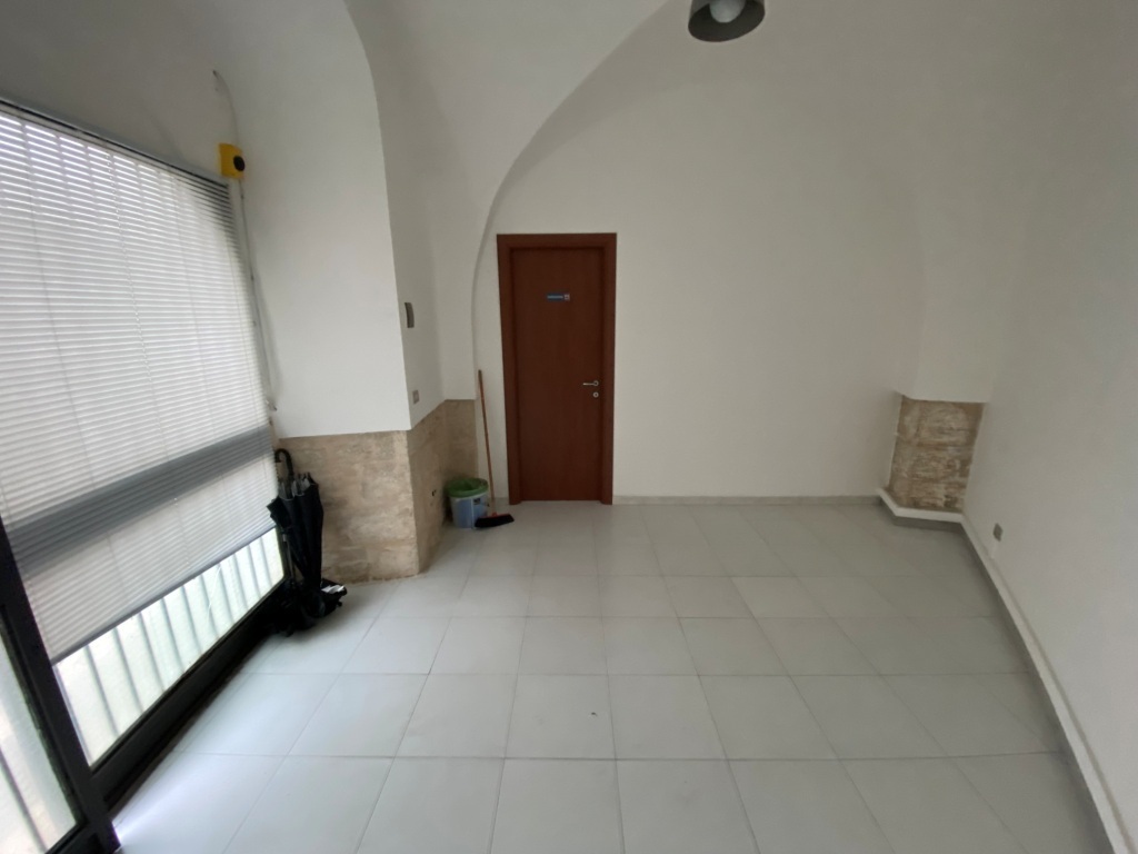 Immagine 4 di Locale commerciale in vendita  in Via Vincenzo Savino 2 a Casamassima