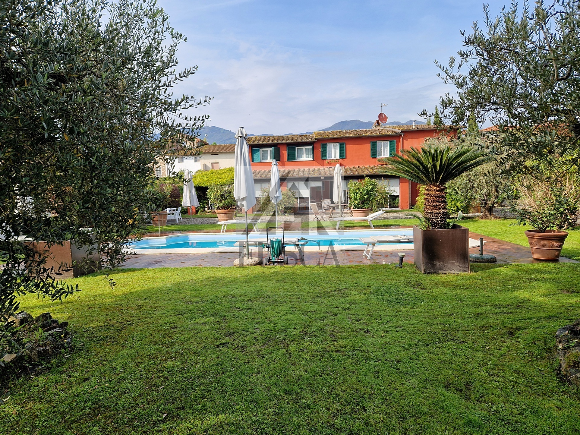 Immagine 35 di Villa in vendita  in Via Barsotto a Lucca