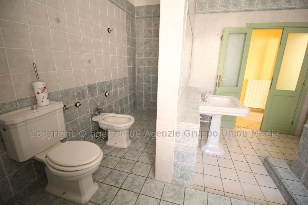 Immagine 16 di Appartamento in vendita  a Ortonovo