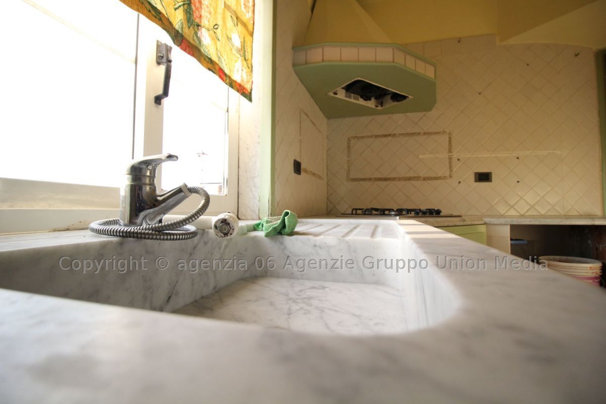 Immagine 26 di Appartamento in vendita  a Ortonovo