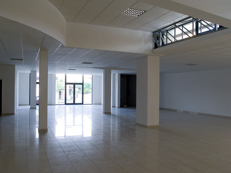 Immagine 5 di Locale commerciale in vendita  in Via Viaccia a Lucca