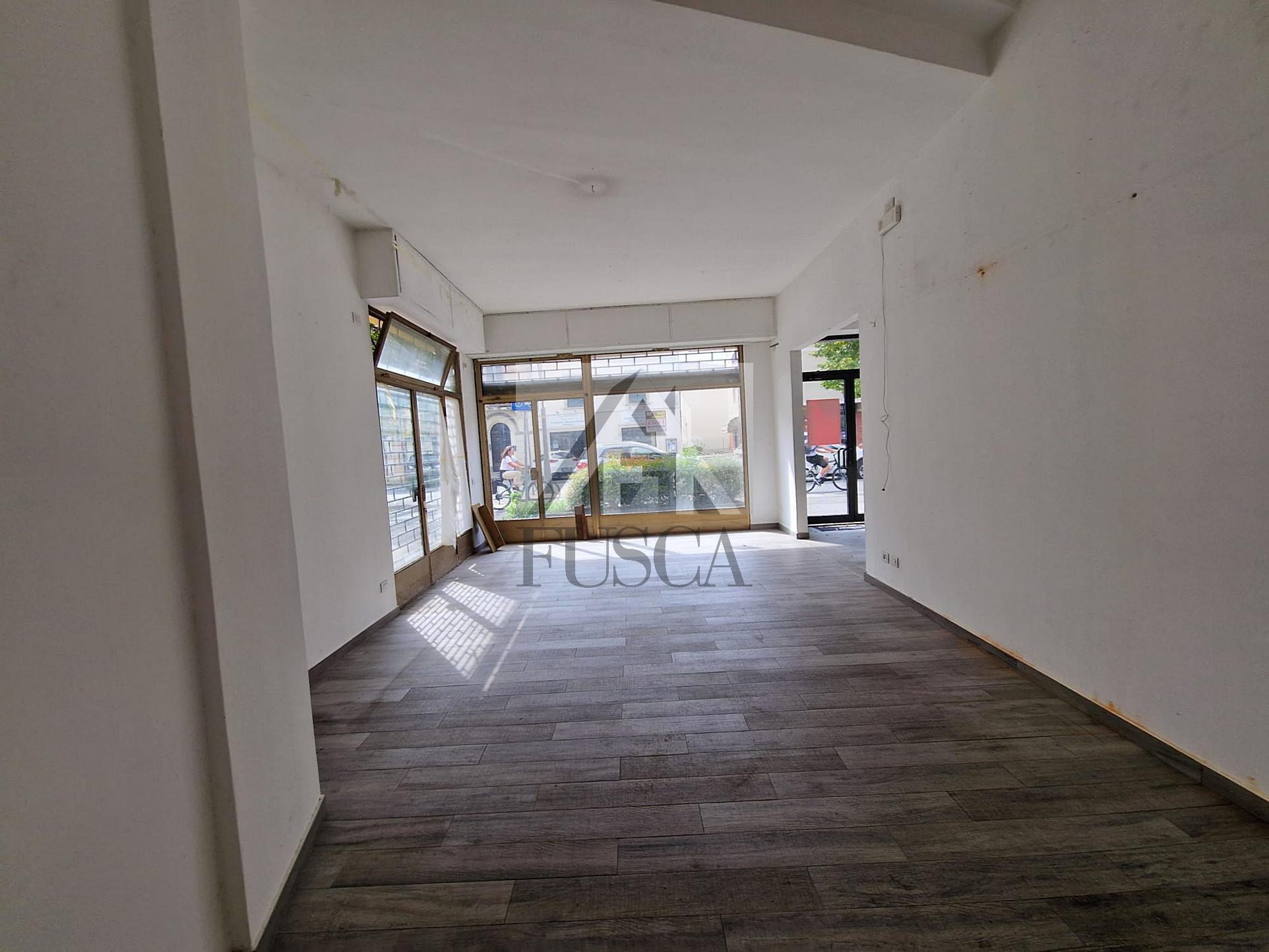 Immagine 10 di Locale commerciale in vendita  in Via Sant'Anna a Lucca