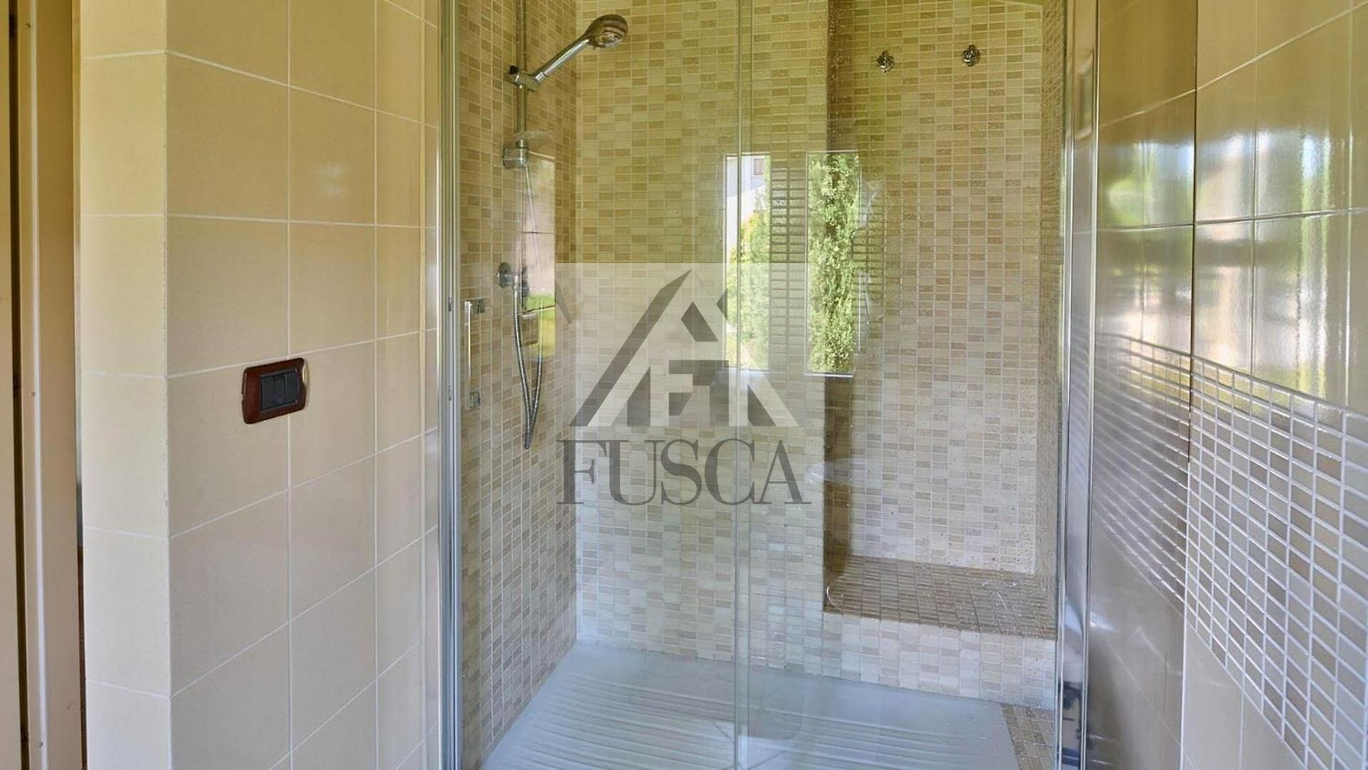 Immagine 39 di Villa in vendita  in Via Barsotto a Lucca